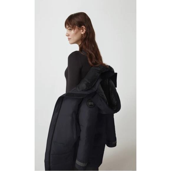 Canada Goose Bennett Parka in Navy & Black - Picture 11 of 16